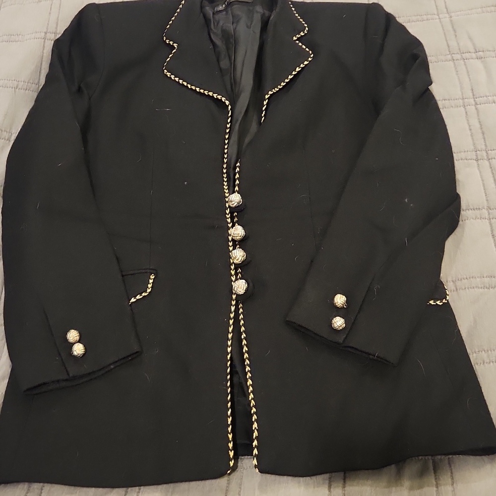 Chic Black Blazer with Gold Detailing - Picture 4 of 8